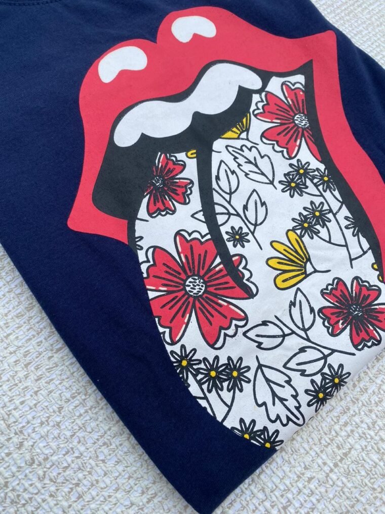 T-shirt Boca Língua Com Flor - Image 2