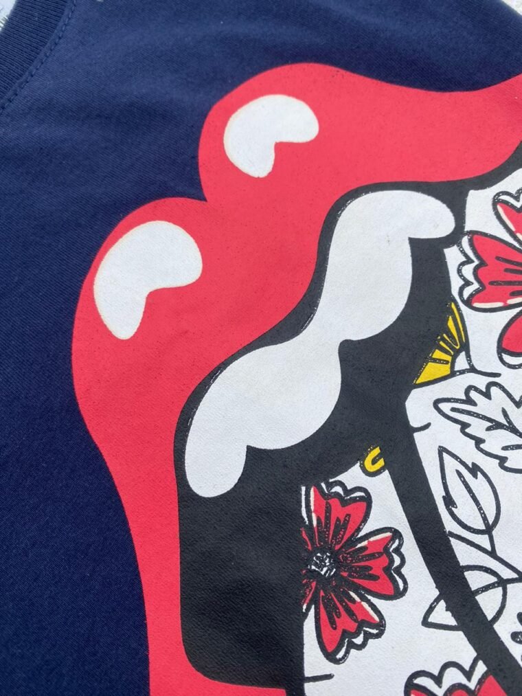 T-shirt Boca Língua Com Flor - Image 3